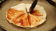 Rychlá pizza z tortilly s klobásou