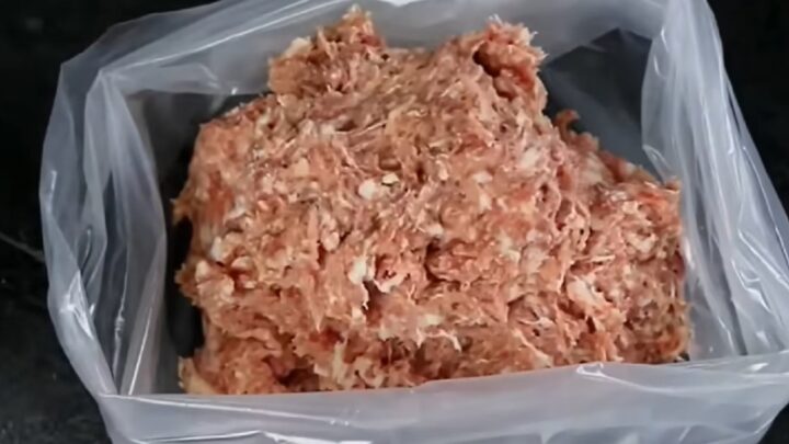 Šťavnaté čevapčiči se zakysanou smetanou