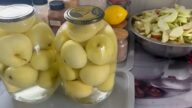 Celá jablka ve sladkém nálevu