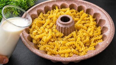 Slaná těstovinová bábovka s mozzarellou