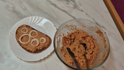 Špekáčkový tatarák chilli pastou