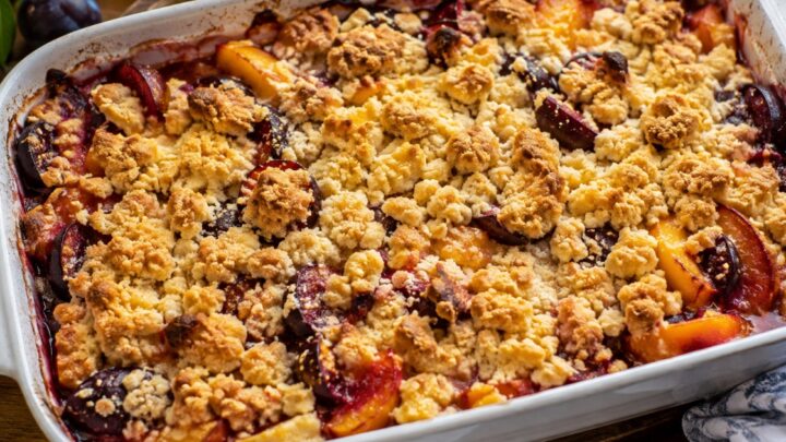 Švestkový crumble s broskvemi Švestkový crumble s broskvemi
