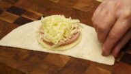 Rychlá pizza z tortilly s klobásou