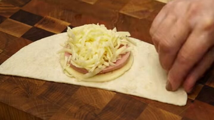 Rychlá pizza z tortilly s klobásou