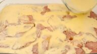 Zapečené brambory s cibulí a kuřecím masem