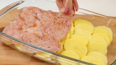 Zapečené brambory s cibulí a kuřecím masem
