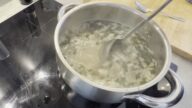Ovarová polévka s česnekem a kroupami