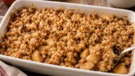 Jablečný crumble se skořicí a ořechy