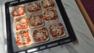 Minipizzy z toustového chleba s žampiony