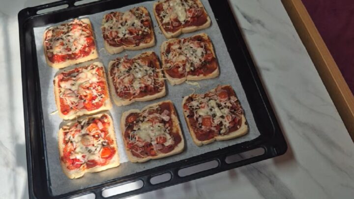 Minipizzy z toustového chleba s žampiony Minipizzy z toustového chleba s žampiony