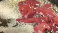 Domácí játrová paštika s karamelizovanou cibulí