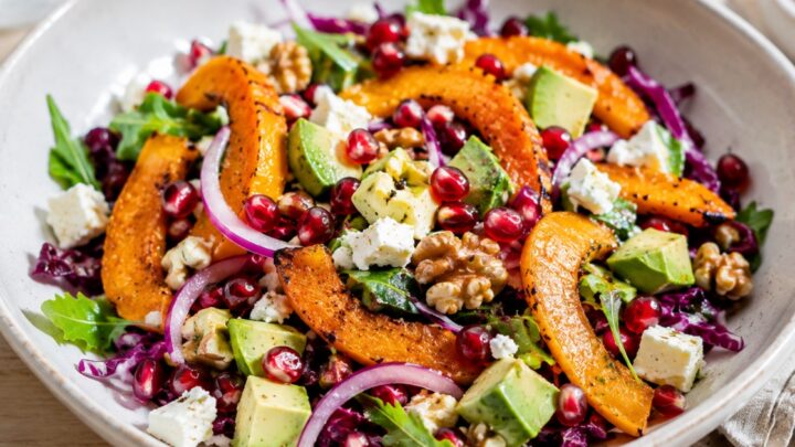 Salát z pečené dýně s fetou a avokádem Salát z pečené dýně s fetou a avokádem