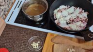 Kuřecí játra na slanině a cibuli s česnekem