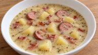 Žitná polévka z brambor, klobásy a slaniny