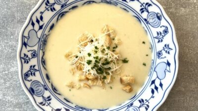 Česnekový krém s krutony a brambory