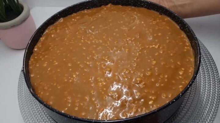 Kávový dort s nutellovým krémem a ořechy