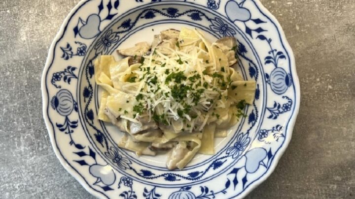 Houby na smetaně s nudlemi pappardelle Houby na smetaně s nudlemi pappardelle