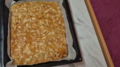 Jablečná buchta s medem a ořechy