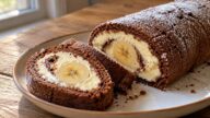 Karobová roláda s banány a citronovým krémem