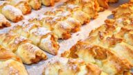 Křehké rohlíčky s jablečnou náplní a skořicí