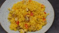 Kuskus s tofu, paprikami a kurkumou