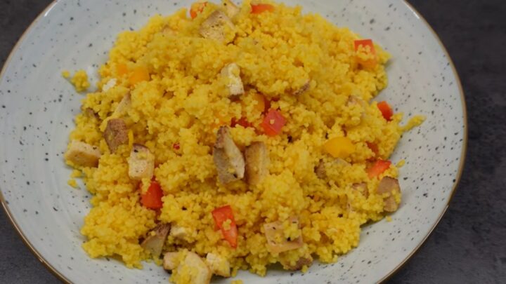 Kuskus s tofu, paprikami a kurkumou Kuskus s tofu, paprikami a kurkumou