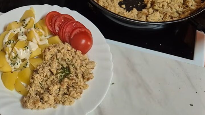 Květákový mozeček z pánve s cibulí
