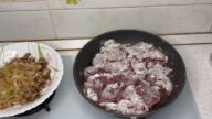 Játra na cibulce se žampiony a smetanou