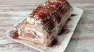 Nepečená tiramisu roláda sypaná kakaem