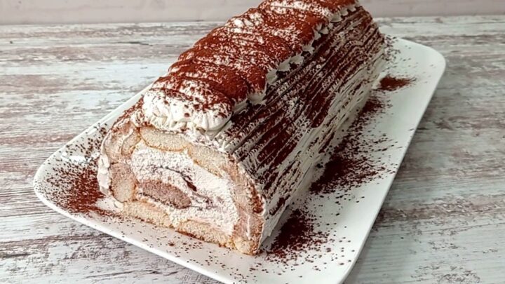 Nepečená tiramisu roláda sypaná kakaem