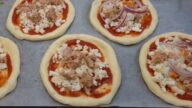 Domácí minipizzy s tuňákem a mozzarellou