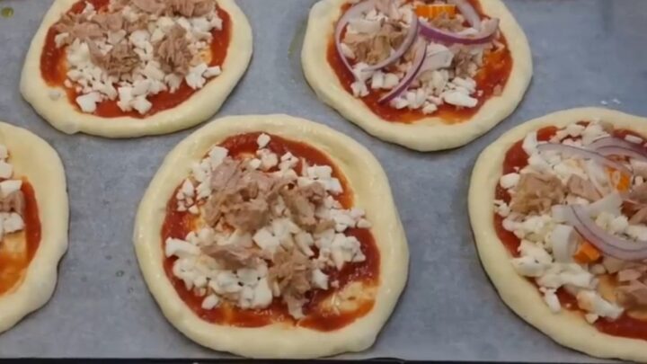 Domácí minipizzy s tuňákem a mozzarellou
