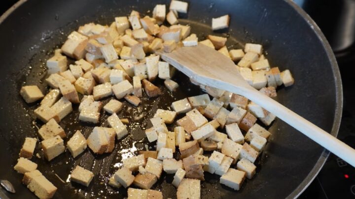 Kuskus s tofu, paprikami a kurkumou