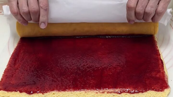 Piškotová roláda s marmeládou a vanilkou