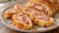 Slaná pizza roláda se šunkou a sýrem