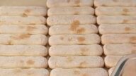 Nepečená tiramisu roláda sypaná kakaem