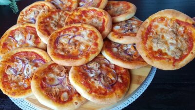 Domácí minipizzy s tuňákem a mozzarellou
